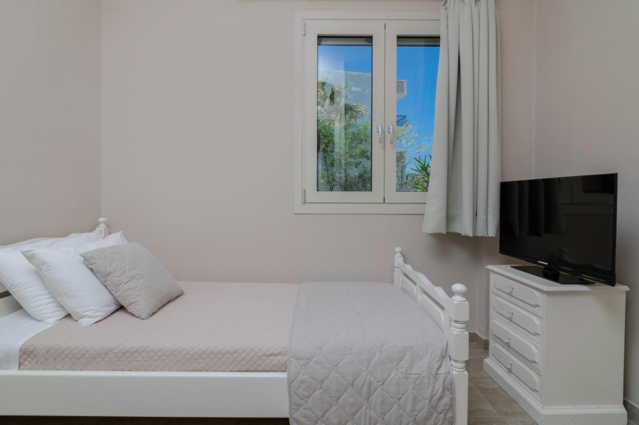 Villa Elizabeth - Seafront Classic Villa! Argászi Kültér fotó